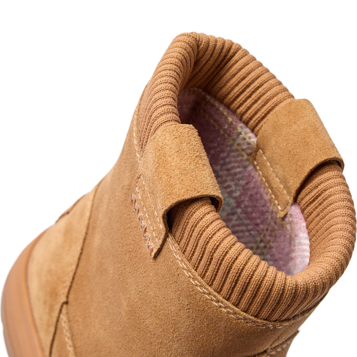 Campfire Ember boot facing away, close-up of the ribbed collar and cushioned heel for comfort