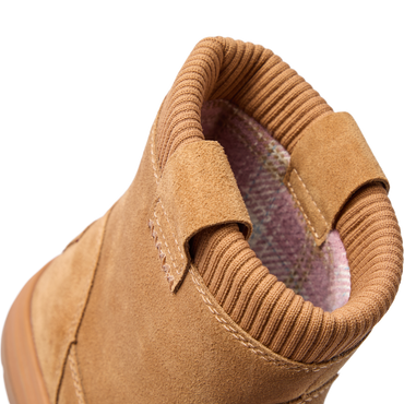 Campfire Ember boot facing away, close-up of the ribbed collar and cushioned heel for comfort