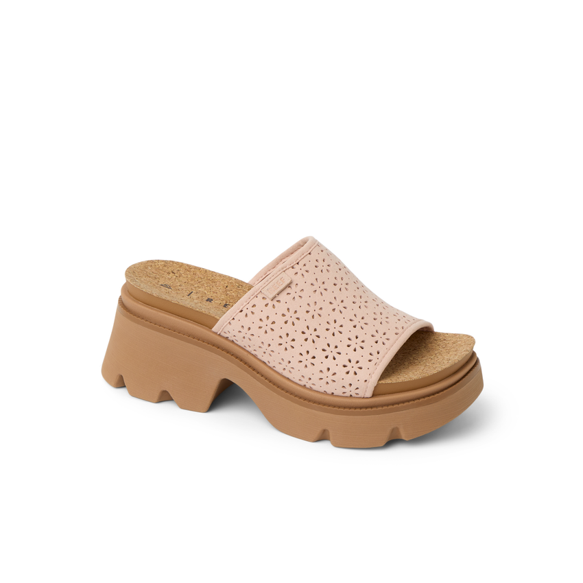Vista Luxe Evie women's sandal facing right, close-up on perforated blush upper with cushioned cork footbed and chunky sole.