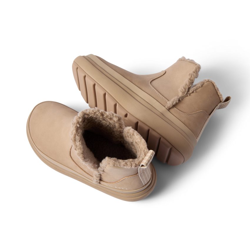 Weekend Autumn shoes with fur lining, right shoe facing right, left shoe top-down, surf-inspired comfort and arch support.