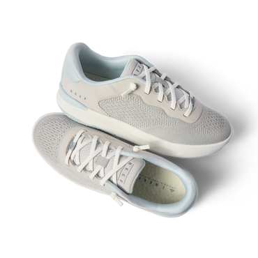Top and side views of light grey Reef Del Mar shoes with molded footbeds and anatomical arch support, perfect for beachwear.