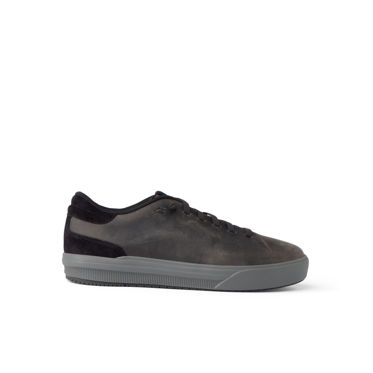 Del Mar Commuter mens leather sneaker facing right with cushioned sole and arch support