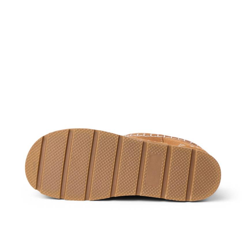 Noa Slipper outsole facing right with textured tread and flexible grooves for everyday comfort