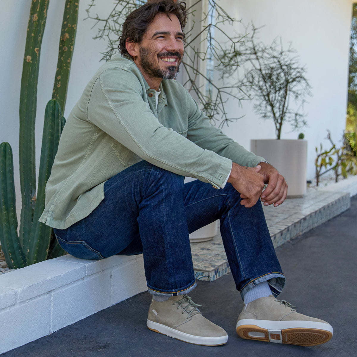 Del Mar Desert men's beige leather and suede shoes facing forward in a relaxed outdoor setting