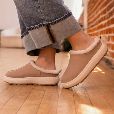 Weekend Low Brooke shoes in side view, toes facing left and right, with soft shearling lining and cushioned soles