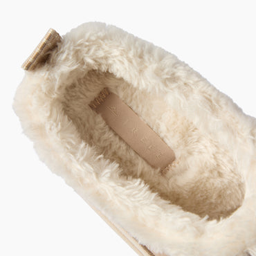 Weekend Low Brooke close up facing right, showing the plush lining and cushioned footbed for cozy everyday comfort