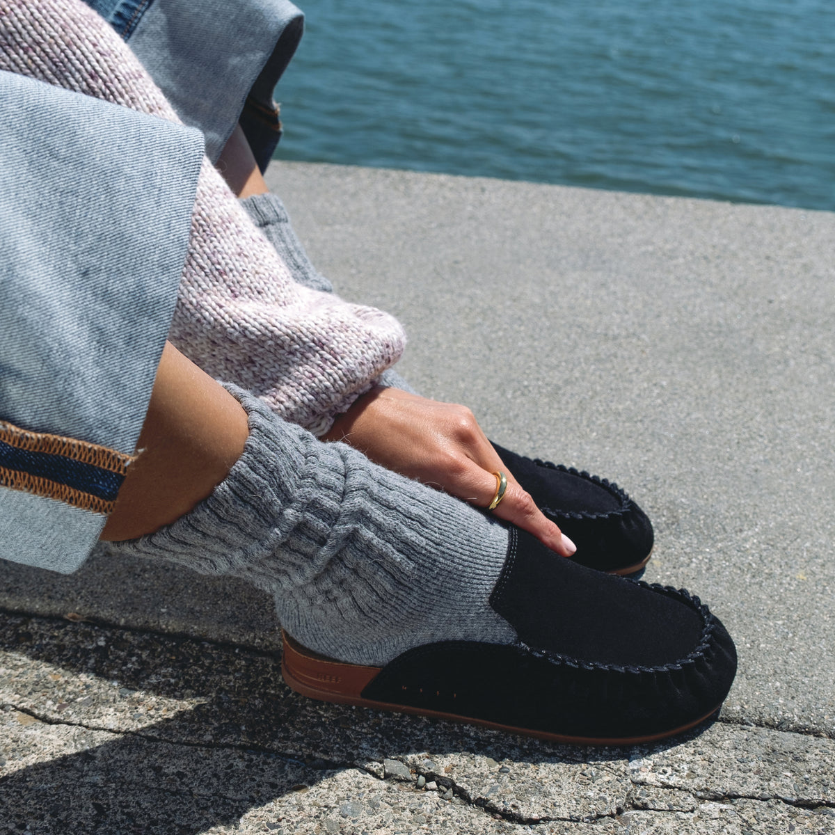 Vista Myra facing right, women's black leather clog with slip-on style, enhanced arch support, and soft cushioning for daily comfort.