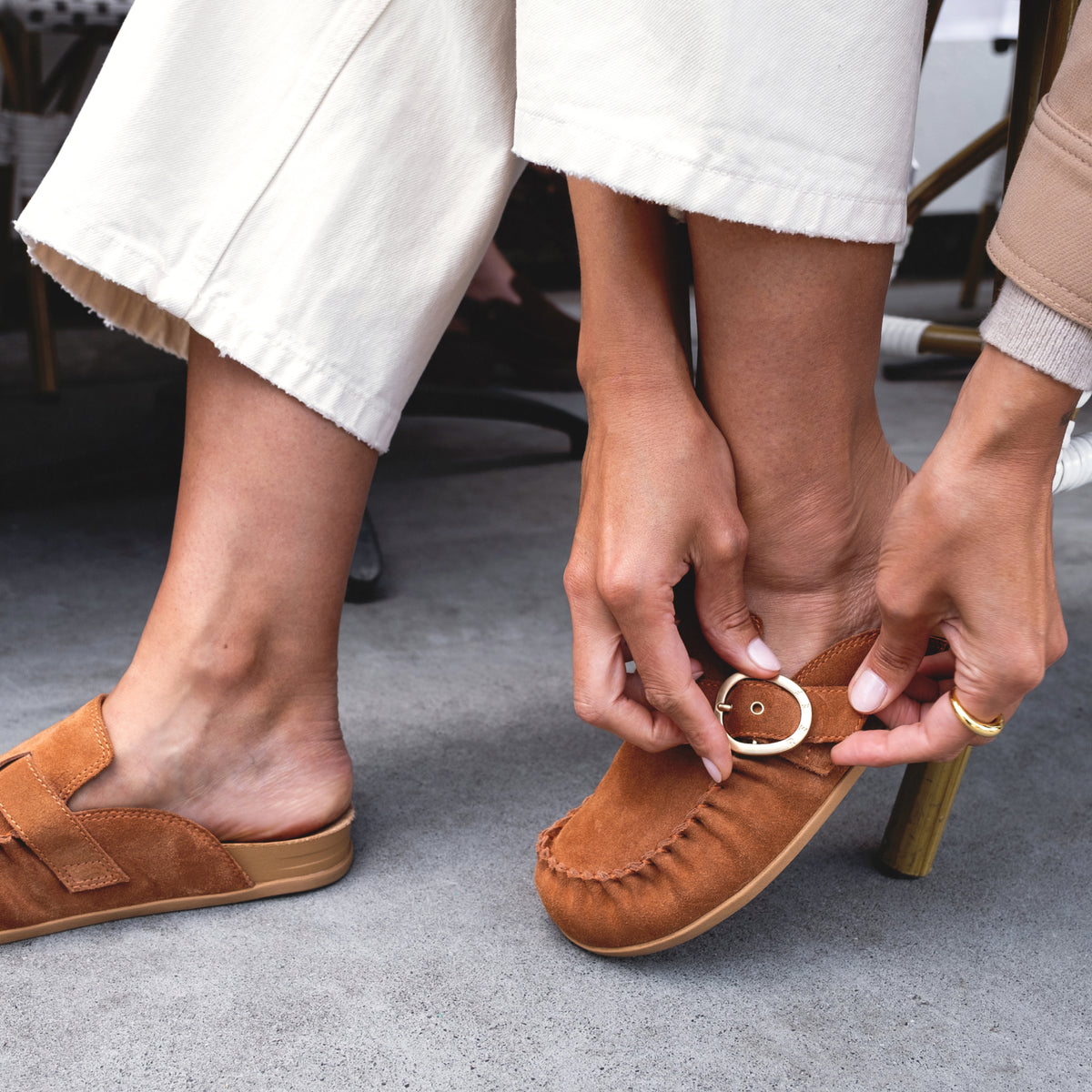Vista Siena facing left, women's honey suede clog with buckle detail and soft-rebound cushioning for beach-inspired comfort.