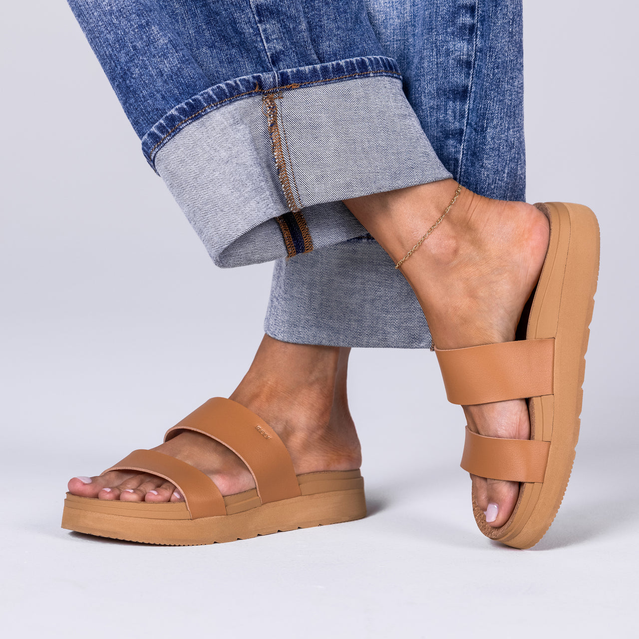 Vista Hi 2 sandal in natural tan, right foot facing forward, showcasing soft cushioning and arch support on a travel-ready casual look.