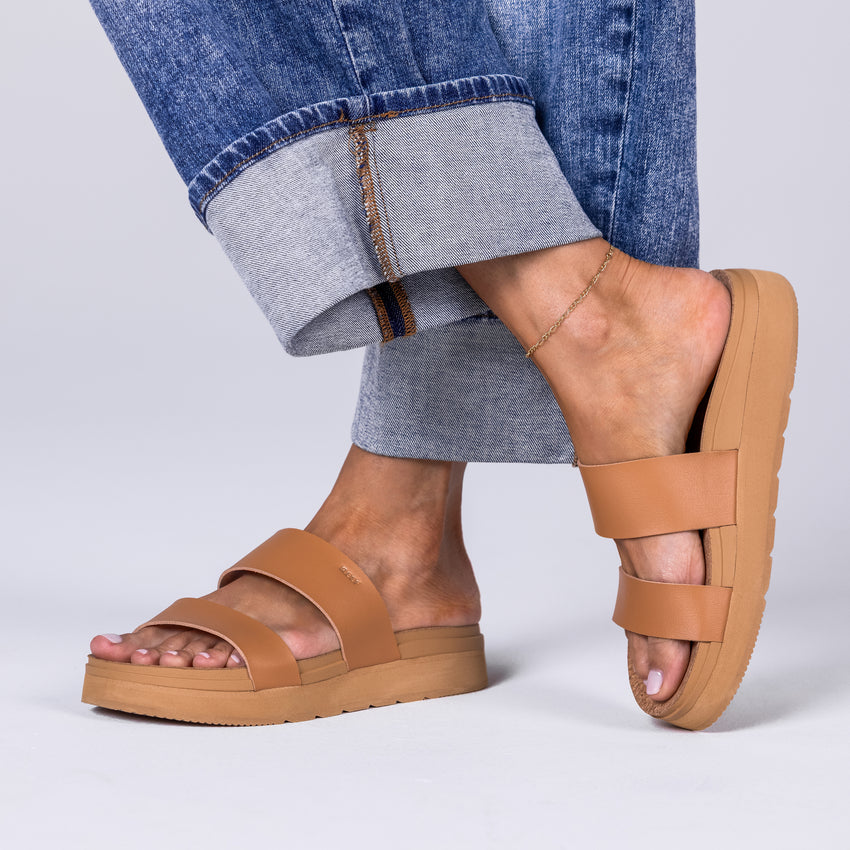Vista Hi 2 sandal in natural tan, right foot facing forward, showcasing soft cushioning and arch support on a travel-ready casual look.