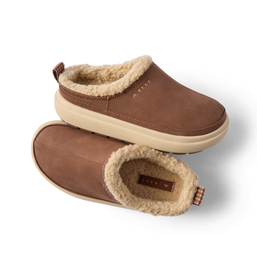 Weekend Low Brooke shoes in brown facing right with cozy shearling lining and cushioned sole for comfort and arch support