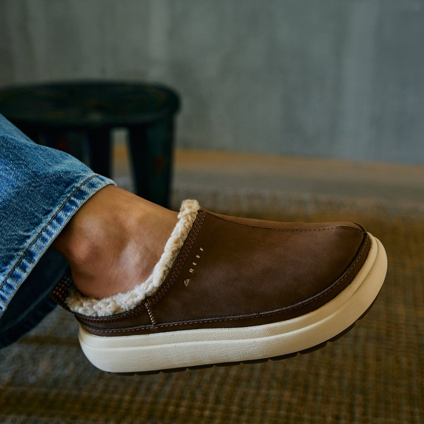 Weekend Low Brooke brown leather shoe facing right, close-up of the side and toe with cozy fleece lining