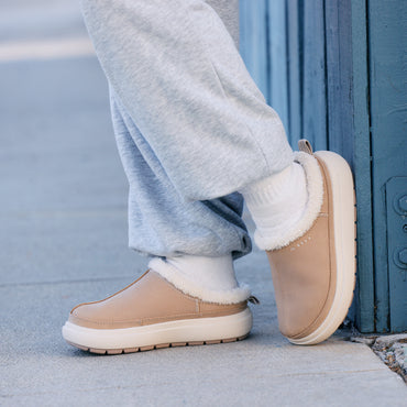Weekend Low Brooke tan leather shoes in side profile, one facing left and one facing right, with cushioned soles