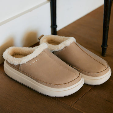 Weekend Low Brooke leather shoes with soft lining and cushioned soles, toes angled toward the viewer for cozy comfort